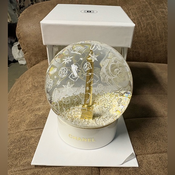 Chanel Jollaire 2025 Holiday Snow Globe - Picture 3 of 7